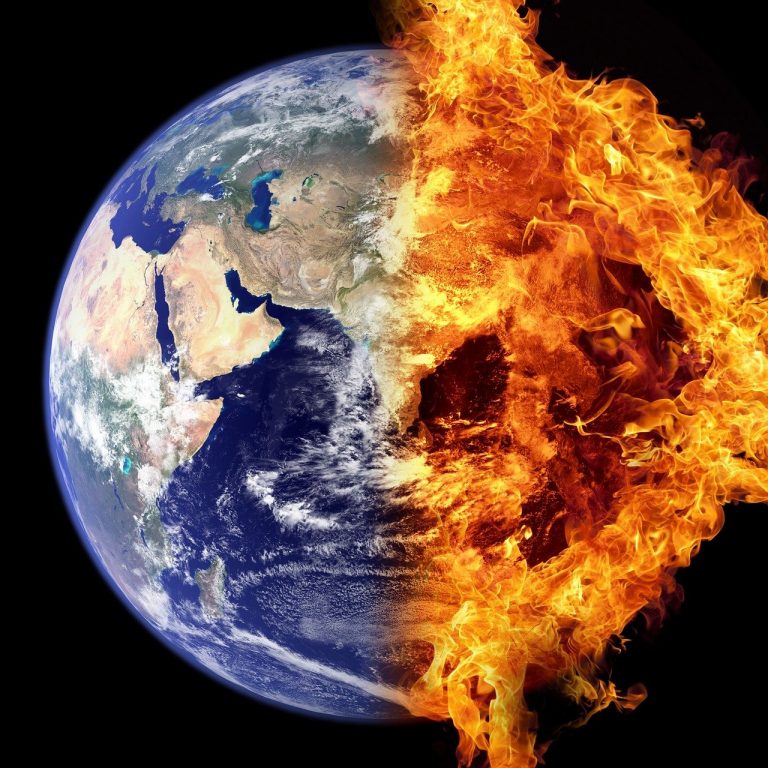 Planète Terre en feu symbolisant le réchauffement climatique et la destruction environnementale