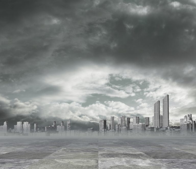 Ville moderne sous un ciel sombre et pollué symbolisant les tensions environnementales