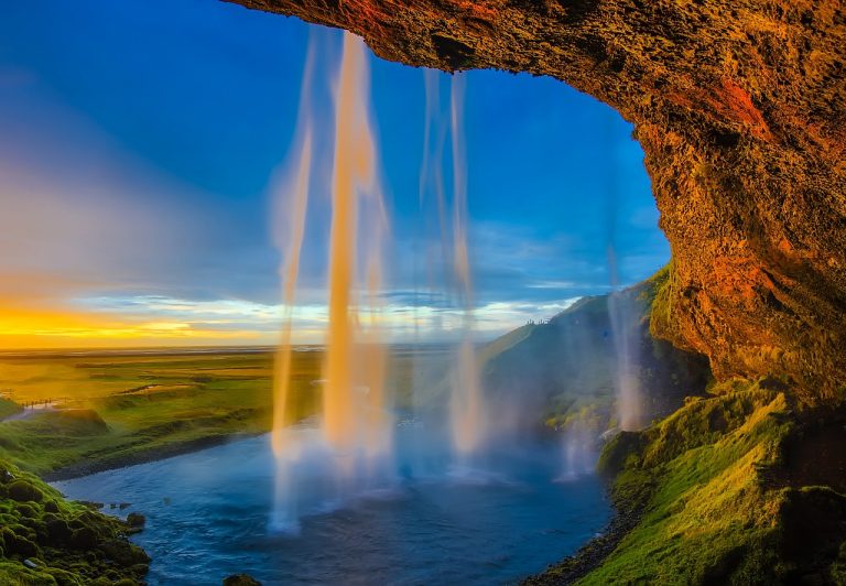 Cascade en Islande traversée par la lumière sous un ciel lumineux et naturel