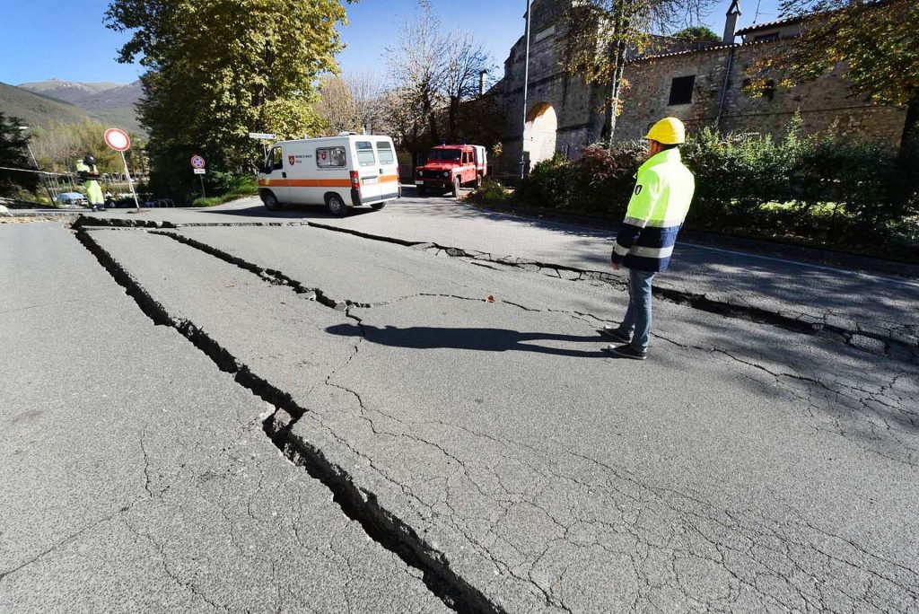 Route fissurée après un séisme, illustration des dégâts sismiques