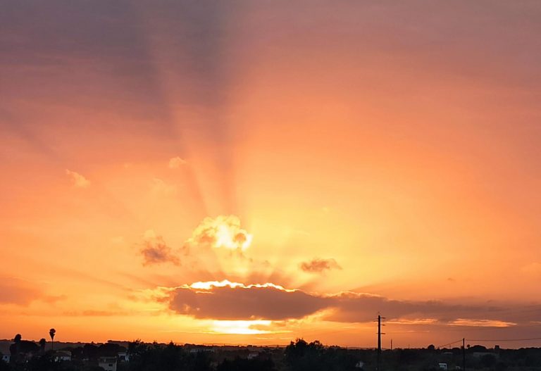 Coucher de soleil flamboyant, les rayons traversent un ciel embrasé — un dernier souffle de lumière avant la nuit. Vue par Jardin Mon Avenir