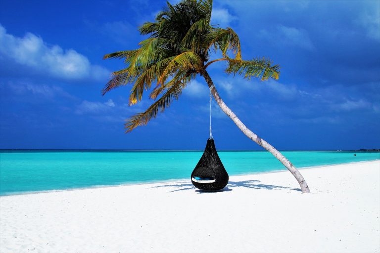 Une plage paradisiaque, sable blanc, vue par Jardin Mon Avenir