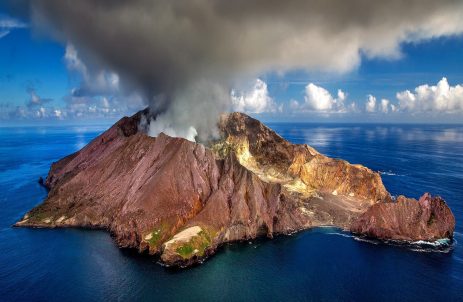 Séismes : Île volcanique en activité, liée aux séismes tectoniques