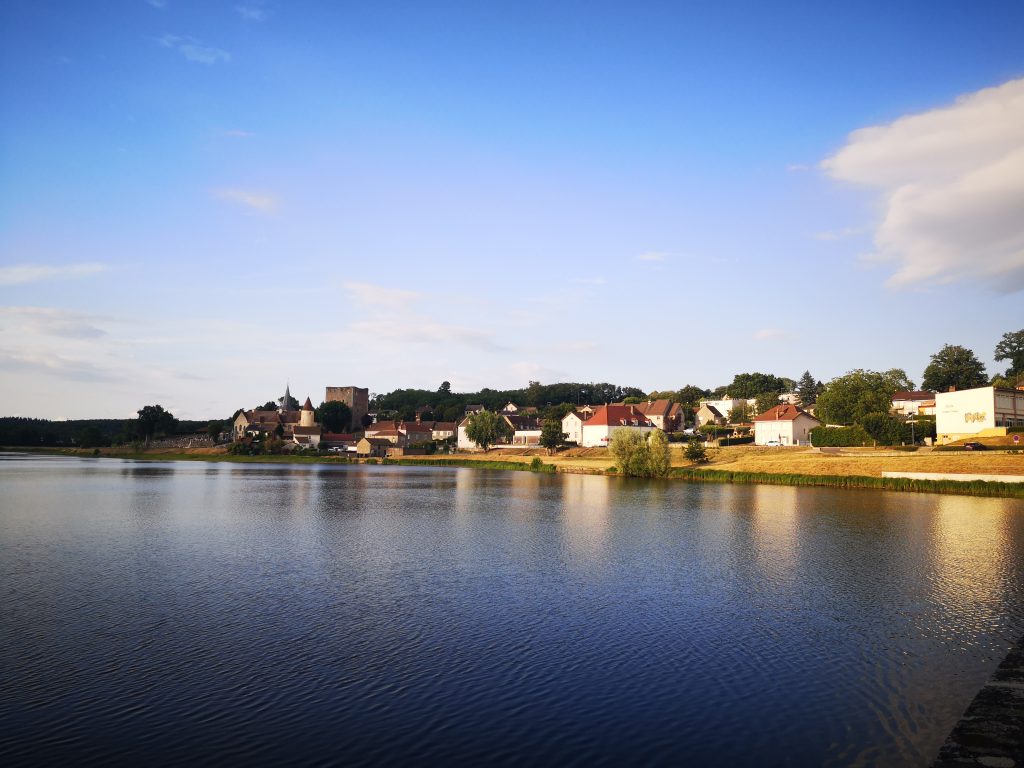 écologie, Vue du barrage de Saint-Sernin-du-Bois et du village, reflet des maisons et du ciel dans l’eau