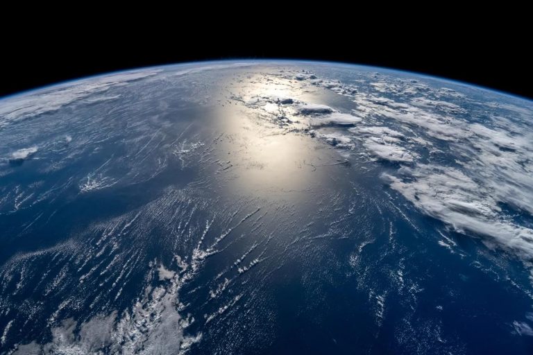 Vue de la Terre depuis l’espace montrant les océans qui couvrent plus de 70 % de la surface de notre planète.