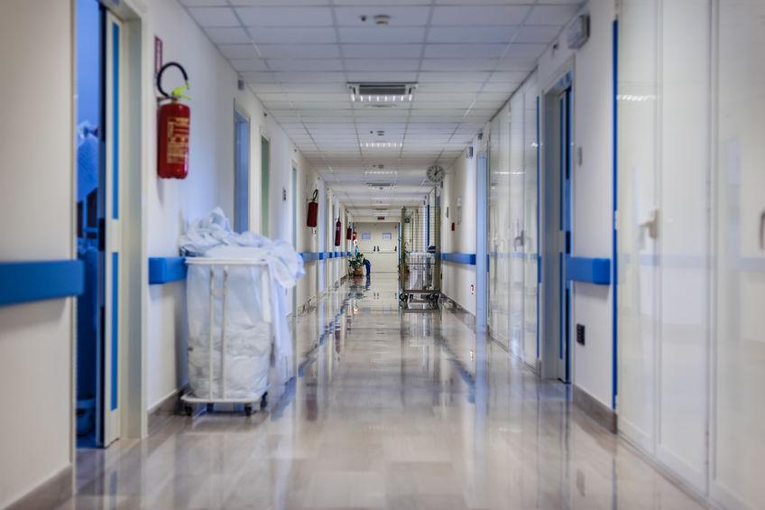 Couloir d'un hôpital public illustrant le manque de moyens et les conséquences d'une mauvaise gestion des budgets de santé.