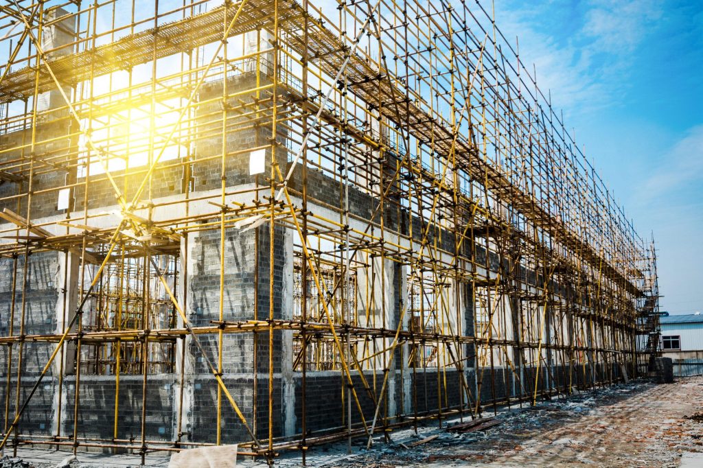 Chantier public inachevé illustrant les retards, les dépassements de coûts et les risques de mauvaise gestion des fonds publics.