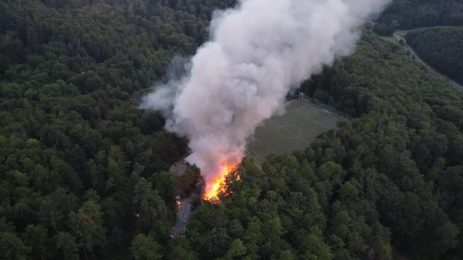 Vue aérienne d’un incendie de forêt en Allemagne produisant un épais panache de fumée