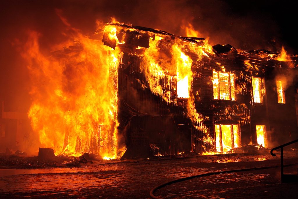 Maison entièrement ravagée par de violentes flammes pendant la nuit