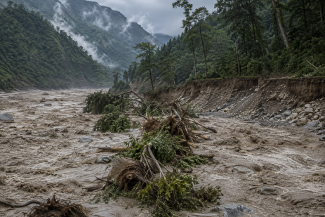 Forêt arrachée et emportée par une crue de boue dans une vallée himalayenne